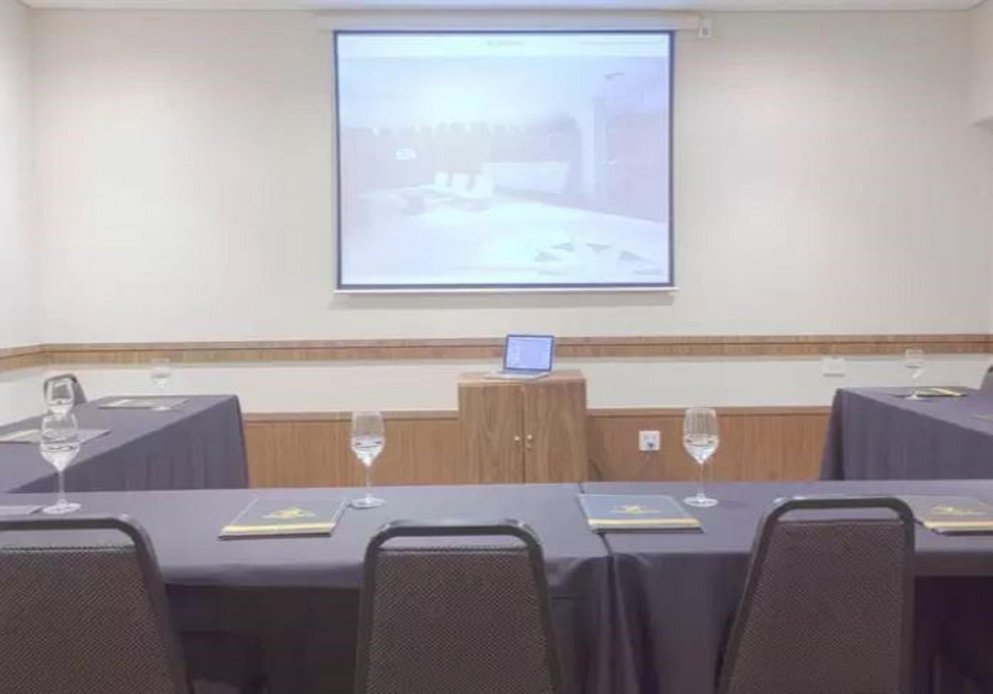 Royal Boutique Savassi Hotel Belo Horizonte Exterior foto A projection screen in a meeting room