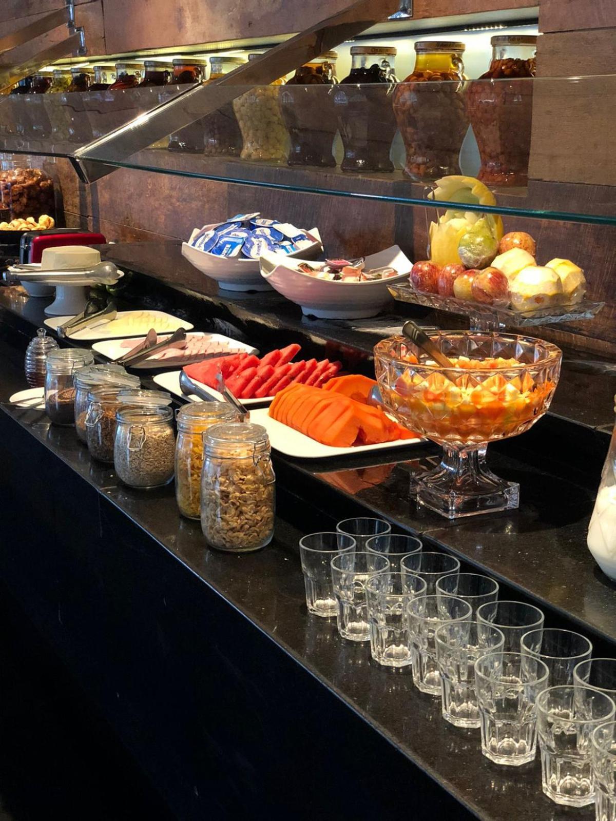 Royal Boutique Savassi Hotel Belo Horizonte Exterior foto A breakfast buffet at a hotel