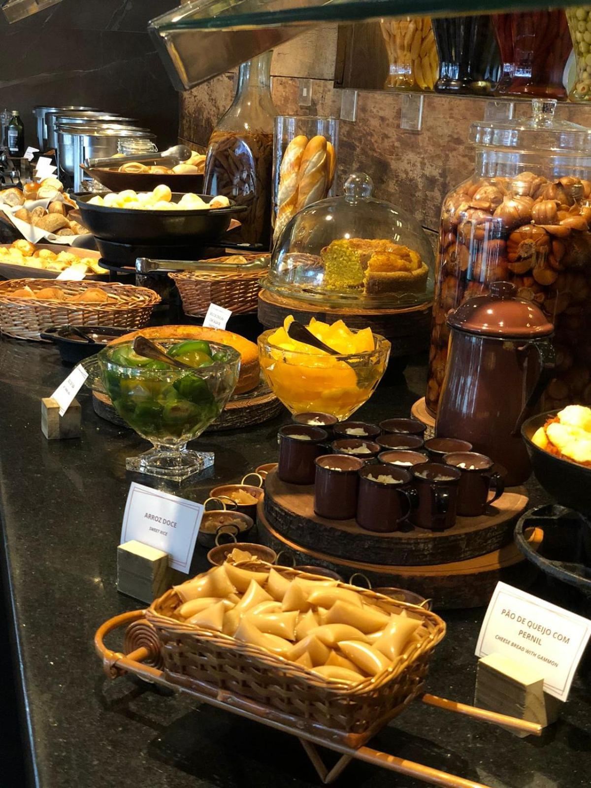Royal Boutique Savassi Hotel Belo Horizonte Exterior foto A selection of desserts at a buffet
