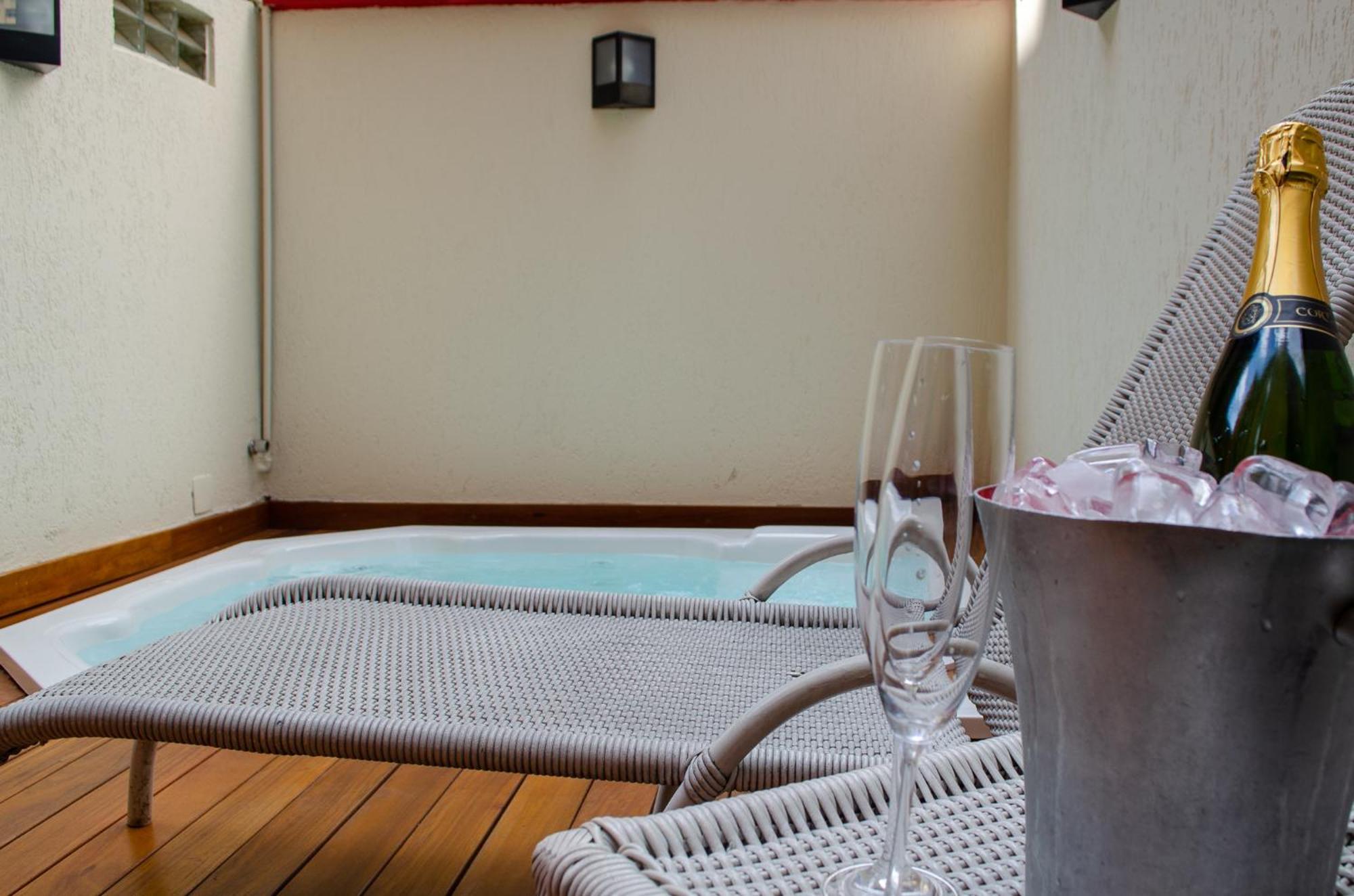 Royal Boutique Savassi Hotel Belo Horizonte Exterior foto A private hot tub at a hotel