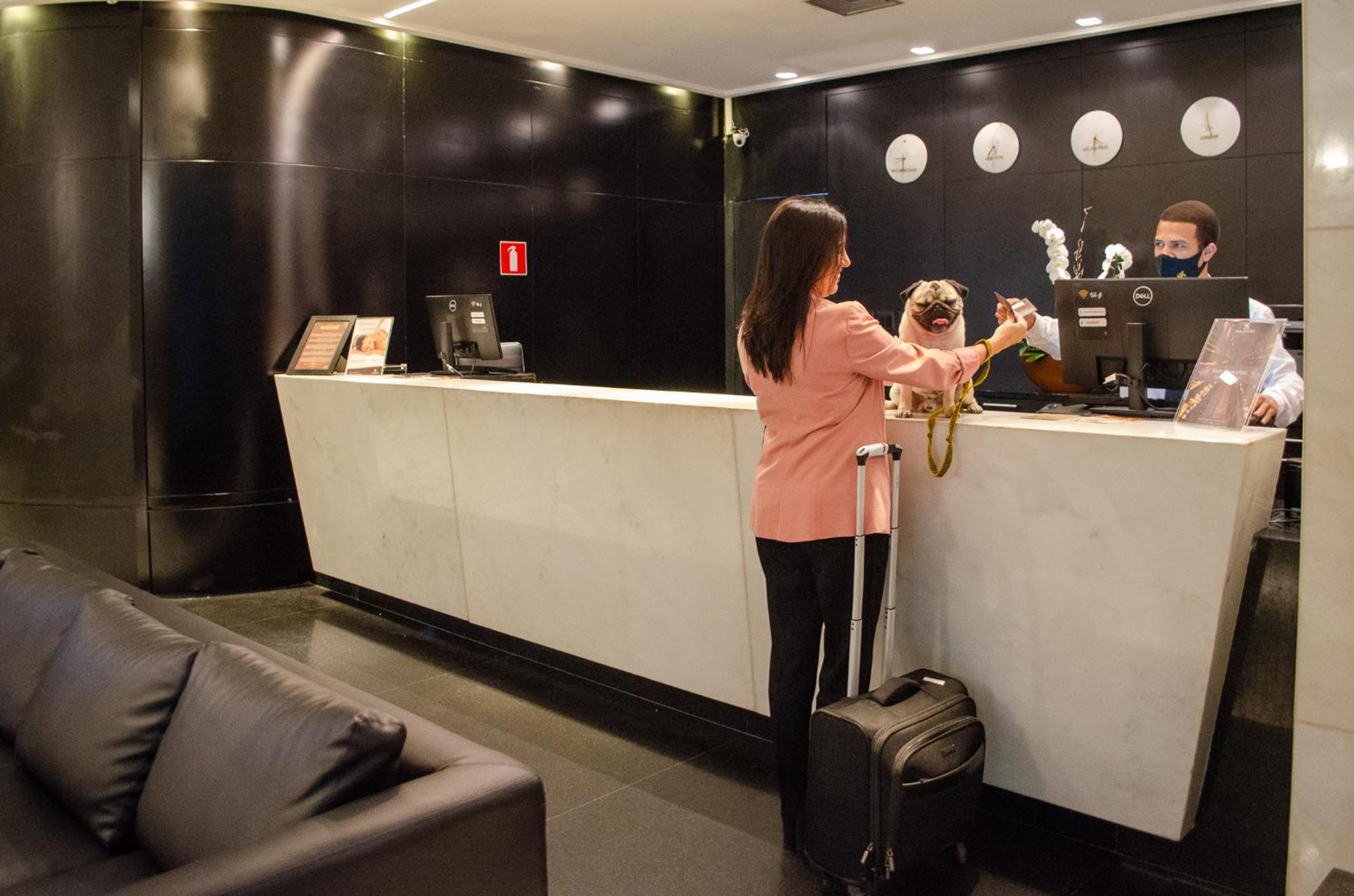 Royal Boutique Savassi Hotel Belo Horizonte Exterior foto A hotel receptionist at work